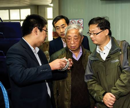 我市举办院士专家园区行活动。图为中国科学院院士赵淳生(中)考察高港企业。.jpg
